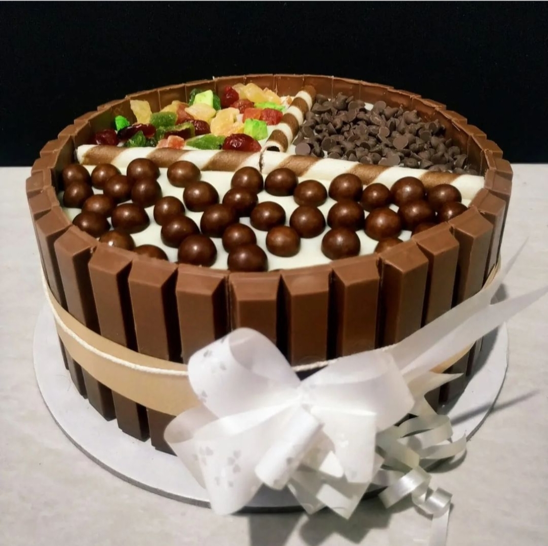 Buy Kitkat cake online in chennai | Skholla.in